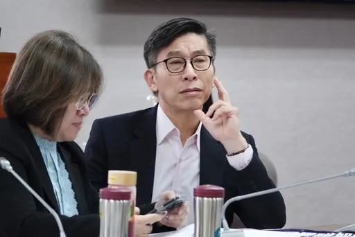 破壞立院護欄被依妨害公務罪嫌起訴　鍾佳濱辯解：為讓救護車能進來