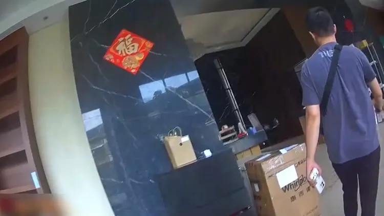 專案小組前往集團首腦陳嫌家中搜索。翻攝畫面