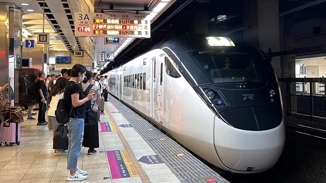 台鐵北上自強號突冒白煙 民眾無奈中秋返家好難
