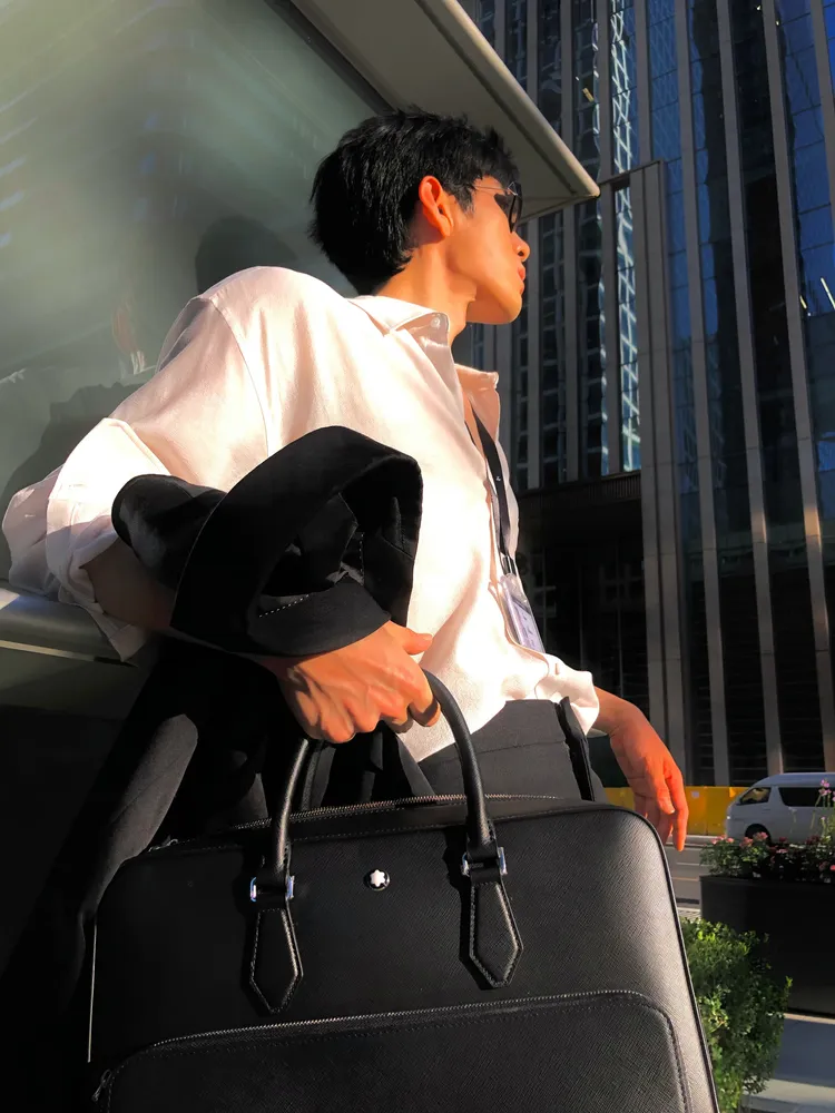 井柏然在《早春晴朗》中，以同款MONTBLANC單品打造菁英形象。品牌提供