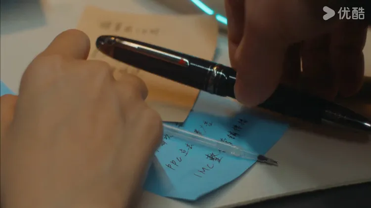 井柏然在《早春晴朗》中，以同款MONTBLANC單品打造菁英形象。翻攝網路