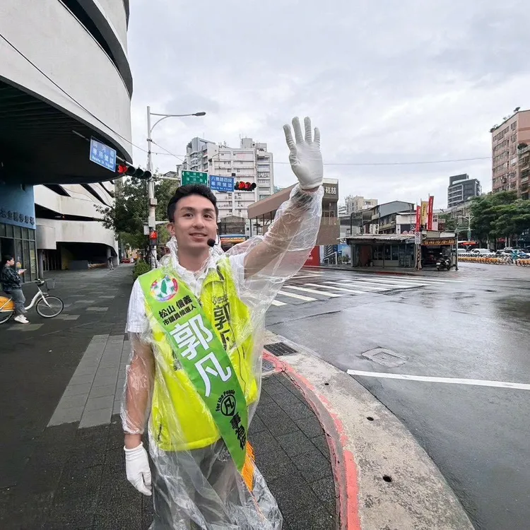 郭凡清晨站在路口建立黏著度。翻攝自郭凡臉書