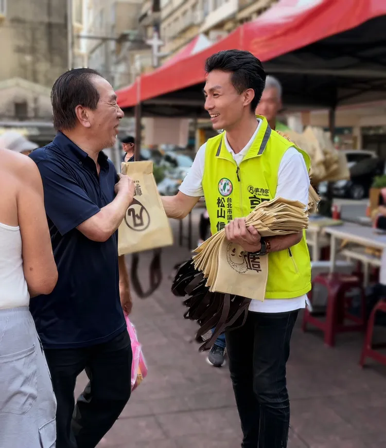 郭凡團隊穿梭大街小巷，親切面對民眾。翻攝自郭凡臉書