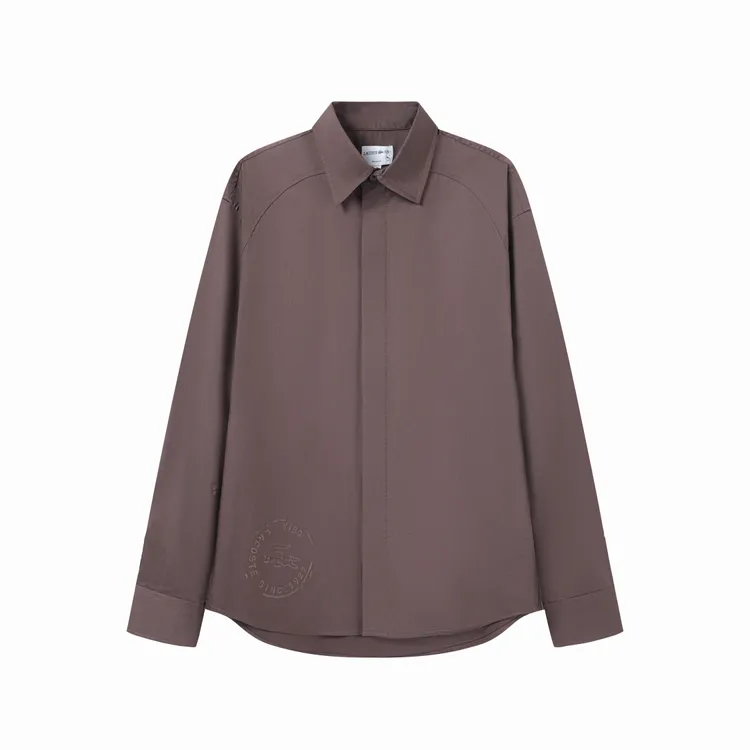 LACOSTE「JOURNEY WITH YIBO」聯名系列長袖襯衫，6580元。品牌提供