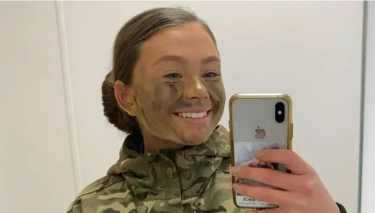 去年，一名退役陸軍軍士長因性侵一名19歲女兵傑絲莉・貝克（Jaysley Beck）而被判入獄6個月，該女兵後來自殺身亡。翻攝《BBC》官網