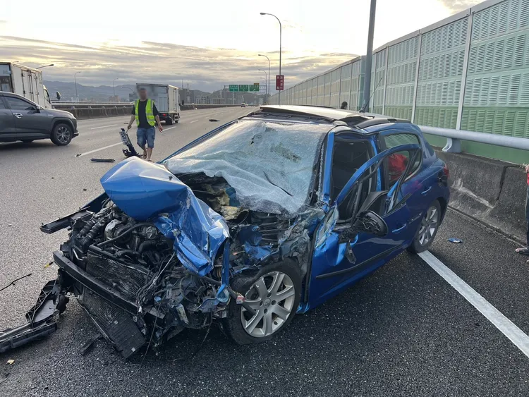 周姓男子駕車見小貨車停在中線來不急閃躲，直接撞上，車頭嚴重變形，人也受傷。翻攝畫面