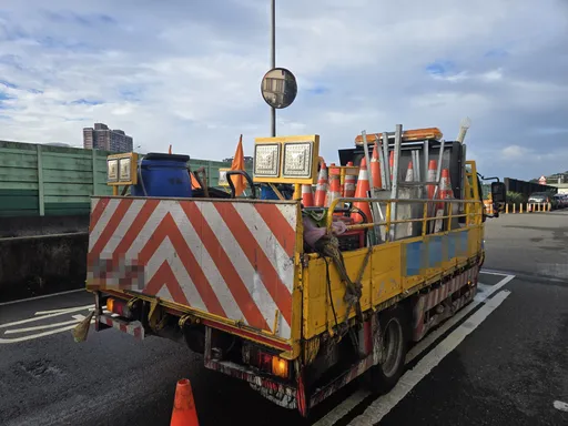 國1汐五高架清晨3車連撞！貨車疑恍神偏移撞工程車　後車閃不及再追撞