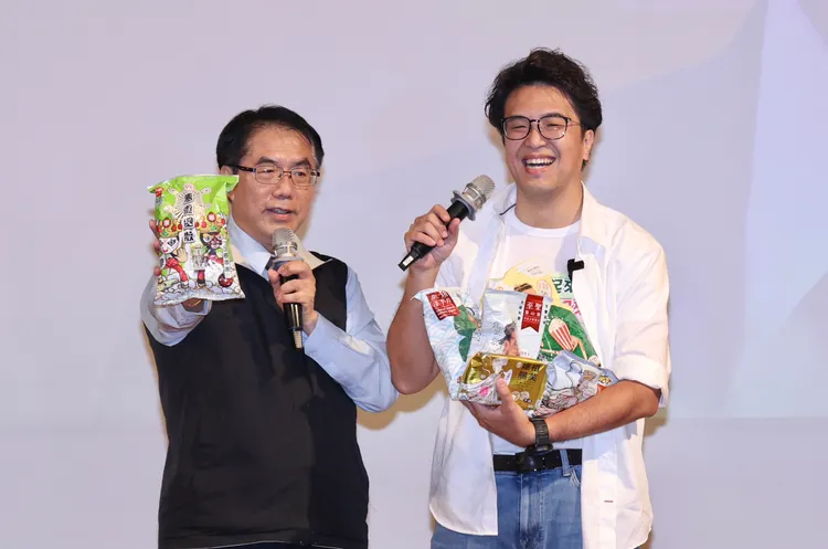 黃偉哲說，媽祖賜福，送給沈伯洋「泡芙」，希望帶給沈伯洋好運。莊宗達攝