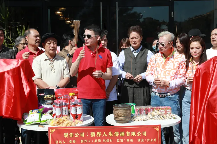 秦楊（前）號召藝人好友一起拍攝公益短片。秦楊提供