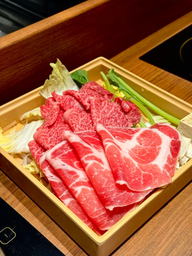 牛喜近日推出A5和牛與梅花豬肉片雙拼組合。豊漁餐飲集團提供