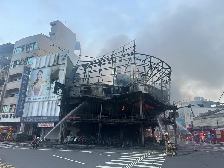 機車行20日清晨火警，6點18分火勢撲滅。翻攝畫面