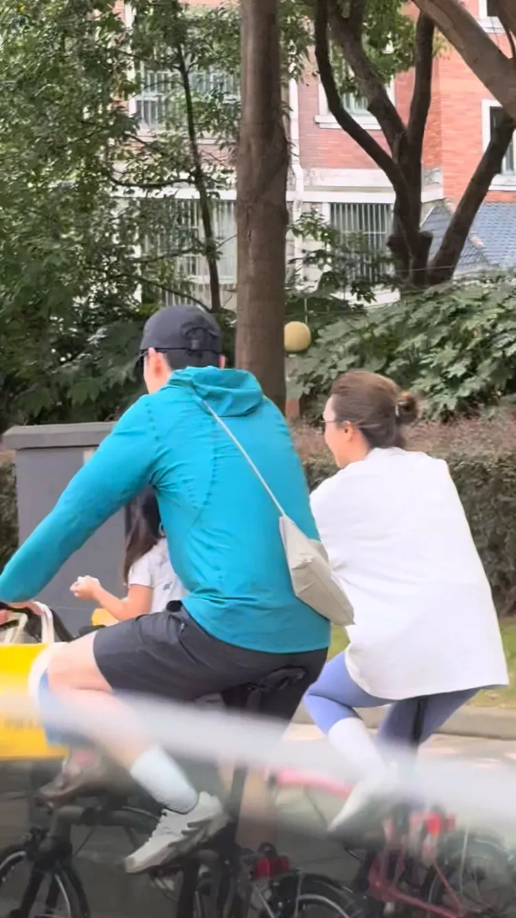 胡歌騎單車載女兒，老婆自己騎一台，沿路有說有笑。翻攝eko小紅書