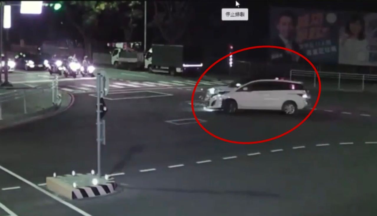 驚險瞬間!淡水廂型車路口車遭撞「左轉變迴轉」 直衝人行道撞路燈才停