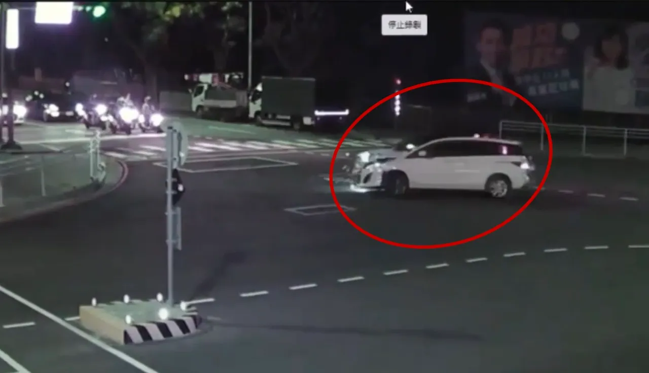 驚險瞬間！淡水廂型車路口車遭撞「左轉變迴轉」　直衝人行道撞路燈才停