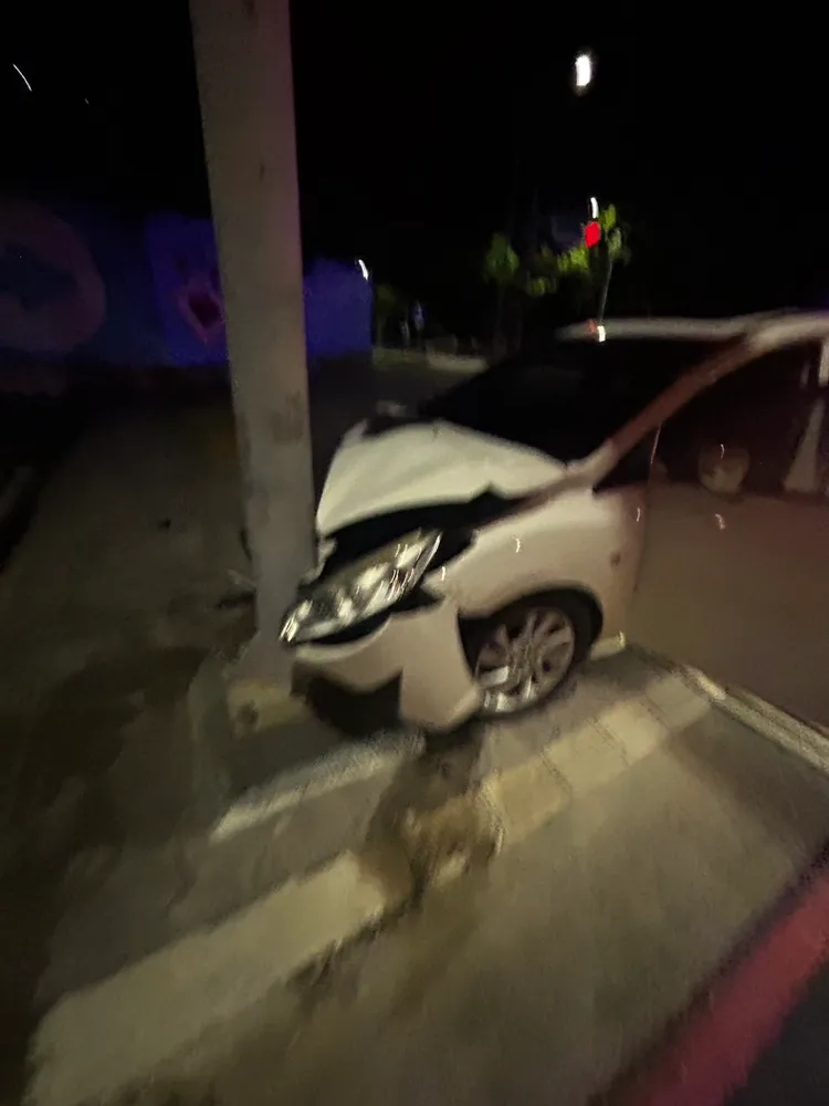 白色廂型車加速左轉準備衝過路過，被直行車撞個正著，整輛車失控衝上人行道猛撞路燈停下。翻攝畫面