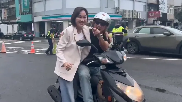 柯志恩由先生騎摩托車載到鳳山行政中心登記。翻攝畫面