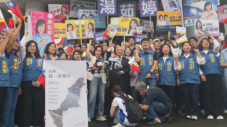 柯志恩表示，這幾年來走遍38個行政區、穿破將近四雙布鞋。翻攝畫面