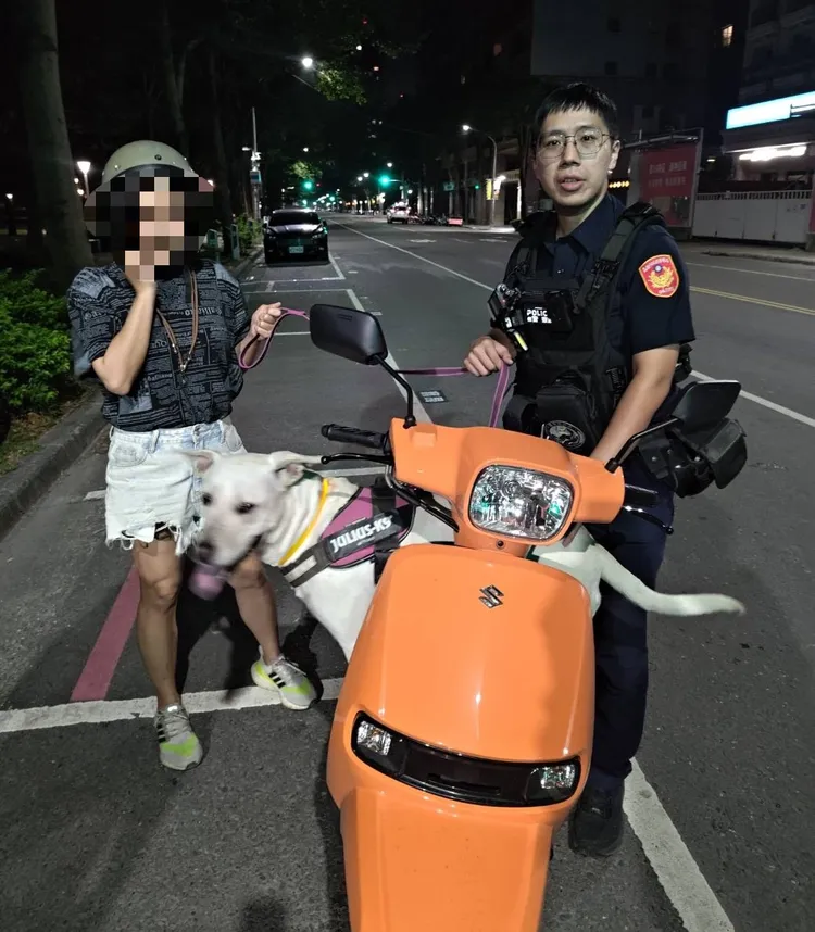 警方聯繫飼主領回狗狗。翻攝畫面
