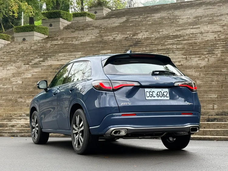 ZR-V e:HEV車側採同色輪拱與側裙設計，車尾則以運動化後保桿及雙出排氣尾管收尾，讓整體車身比例更顯動感。林浩昇攝