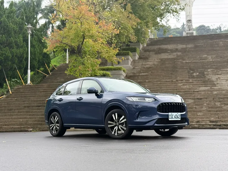 ZR-V e:HEV換上全新櫛形亮黑水箱護罩，搭配LED頭燈與重新設計的車頭造型，呈現較鮮明的跑旅風格。林浩昇攝