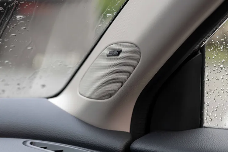 ZR-V e:HEV搭載BOSE Centerpoint高級音響系統，共配置12具揚聲器含重低音，並支援Apple CarPlay與Android Auto有線、無線連線。業者提供