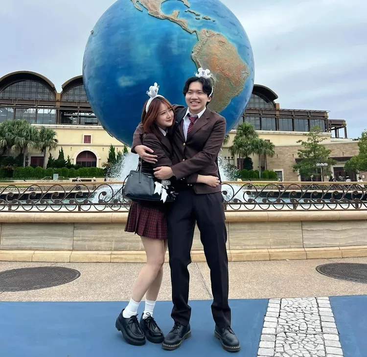 多米多羅（右）與芝芝去年公開戀情，經常放閃，如今各奔東西。翻攝芝芝IG