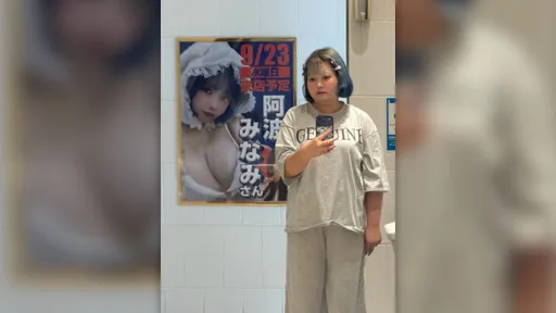 照騙！超兇寫真女星本尊現身　站海報旁「0人認出」