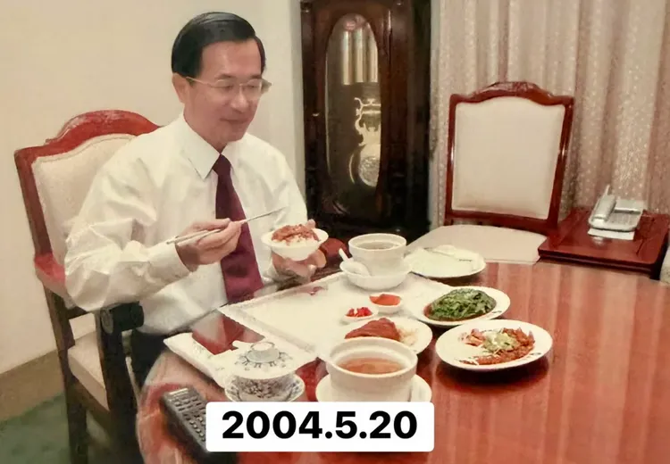 前總統陳水扁昨（23日）曬出2004年總統連任就職日吃鬍鬚張的舊照，呼籲不要出征、抵制品牌。陳水扁Threads