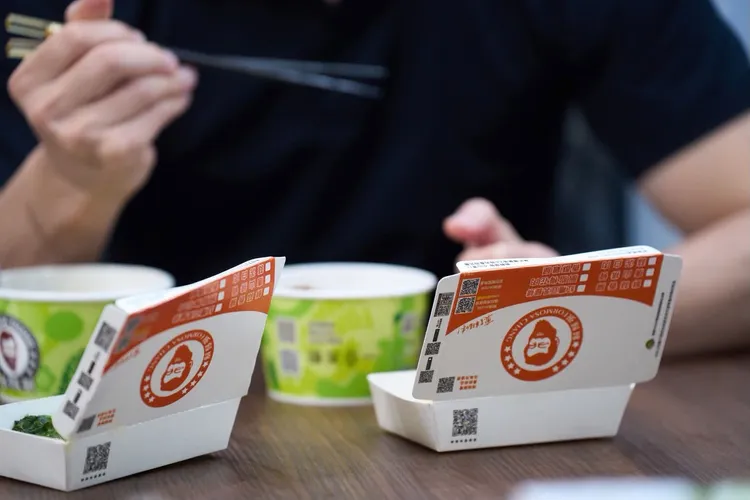 蔣萬安曬出享用鬍鬚張滷肉飯的照片，表達對店家的支持。蔣萬安臉書