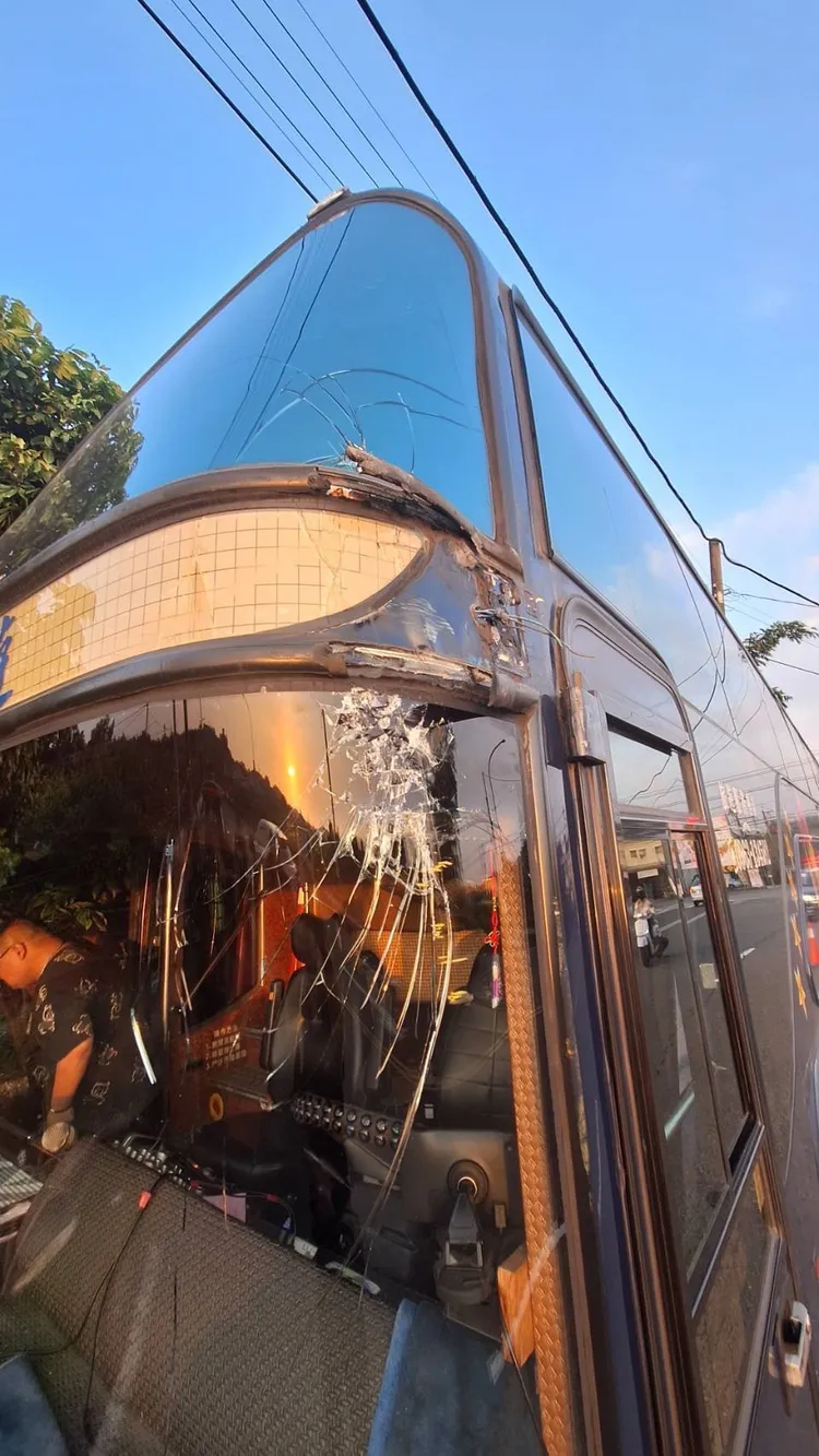 校車司機疑身體不適，失控先後擦撞路旁3支電桿及1輛自小客車。翻攝畫面