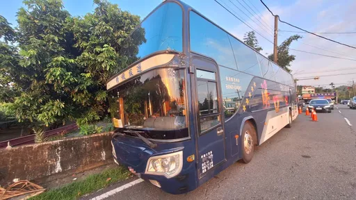 嘉義校車司機身體不適釀連環撞車禍！學生無恙　70歲駕駛送醫