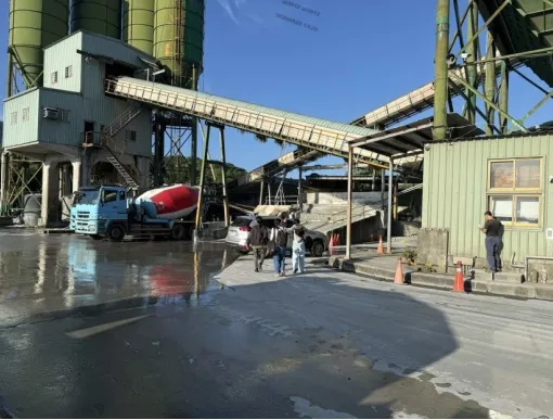 茂榮水泥廠遭檢警搜索，現場工作機具設備均被查扣。北檢提供
