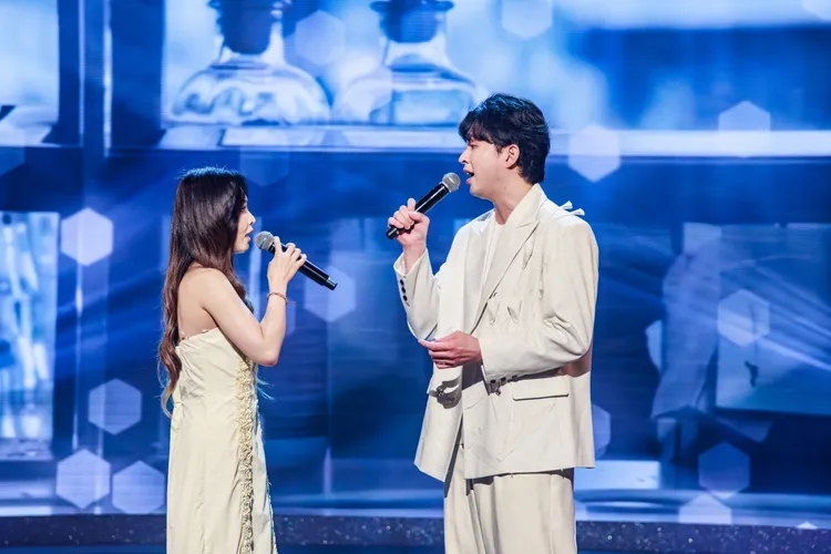 節目安排李子森（右）、杜忻恬演唱陳盈潔經典歌曲〈最後的酒杯〉。中視提供