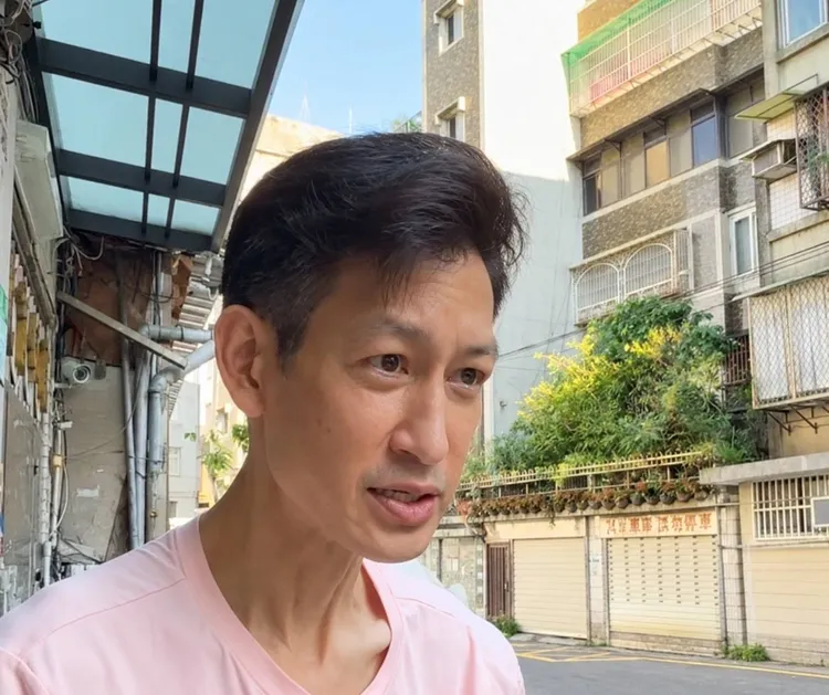 唐治平兒時與父母的生活甜蜜快樂。唐治平提供