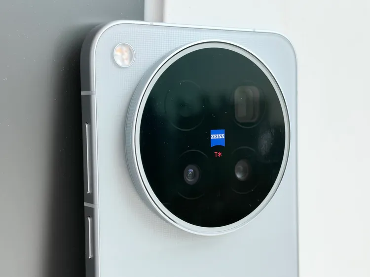 vivo X500 Pro Max採用大型圓形蔡司鏡頭模組，主打動態影像與長焦拍攝，並強化逆光、高反差環境下的畫面細節。趙筱文攝