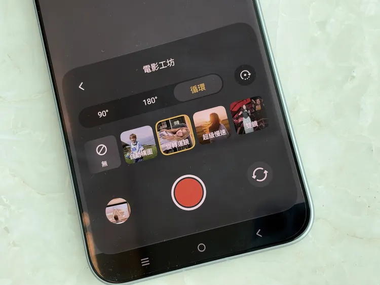vivo X500系列新增「電影工坊」，提供自動構圖、旋轉運鏡、超級慢速及雙鏡錄影等功能，降低電影感影片的拍攝門檻。趙筱文攝