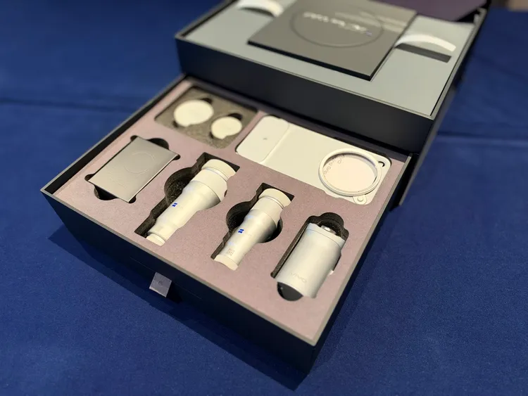 vivo同步展示X500系列專用影像套裝，內含外接增距鏡、握把及轉接配件，可進一步延伸遠距與專業攝影應用。趙筱文攝
