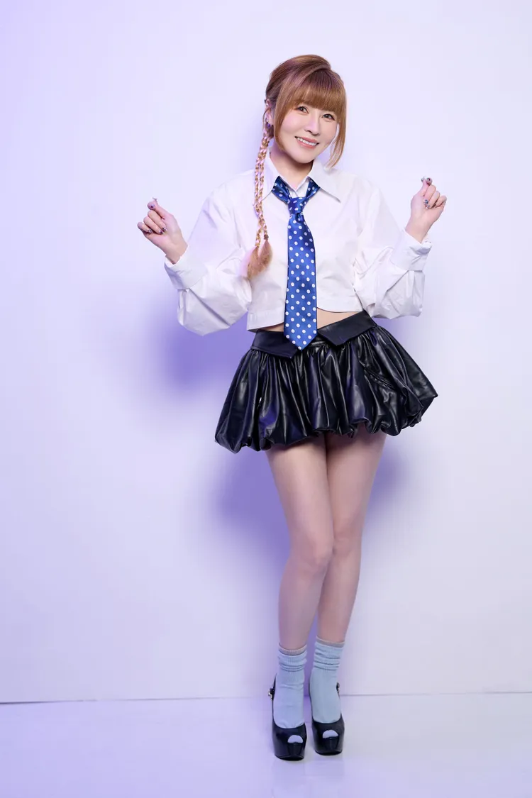 蕭玉芬推出電音新歌，穿上青春制服造型大秀小蠻腰、長腿。豪記唱片提供
