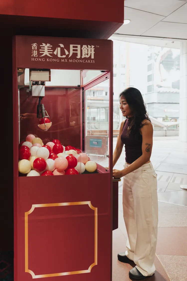 夾娃娃機互動體驗有機會獲得「美心月餅．五感體驗雙人下午茶」，或是免費將月餅禮盒現場帶回家。香港美心提供