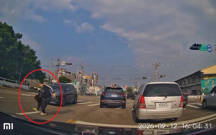 商用車乘客落跑時還差點被對向車輛撞擊。Threads/wu__gao提供