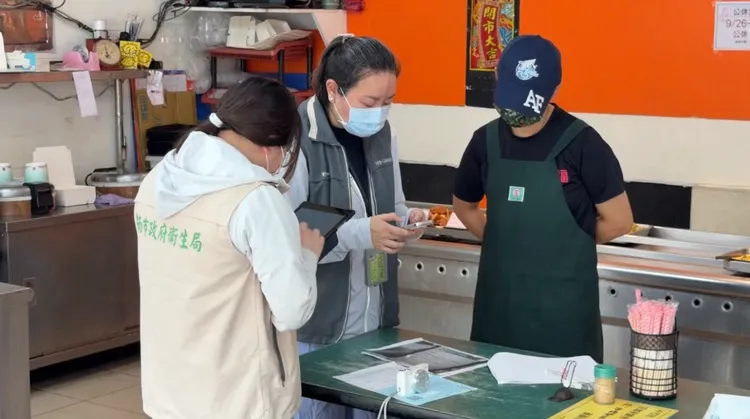 現場符合規定，但1名廚師無法出具健康檢查紀錄，要求限期改善。翻攝照片