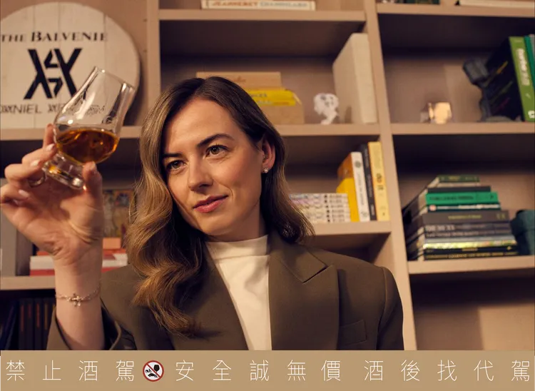 首席調酒師Kelsey McKechnie於2019年將88年酒液裝瓶。業者提供