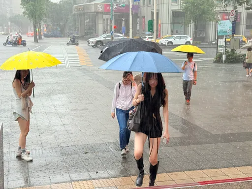 2縣市大雨！科羅旺環流狂掃「這幾區下很大」　週末恐泡湯