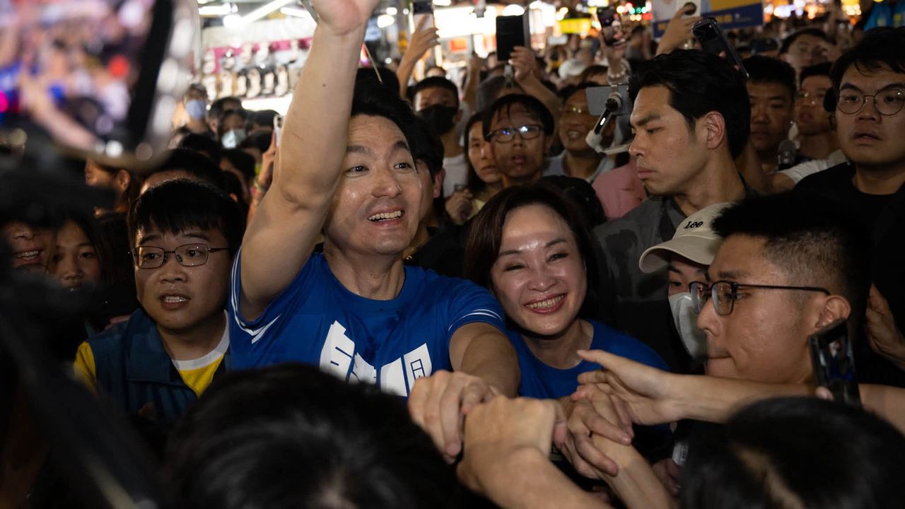 鬍鬚張第3代送鳳梨挺蔣萬安 綠諷「鬍鬚章」喊抵制
