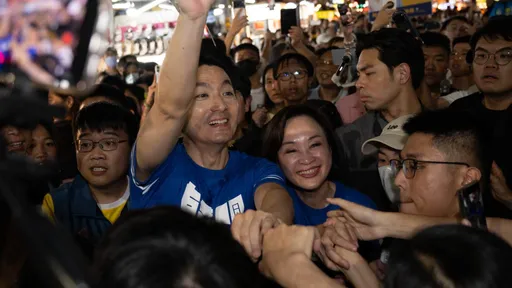 鬍鬚張第3代送鳳梨挺蔣萬安　綠諷「鬍鬚章」喊抵制