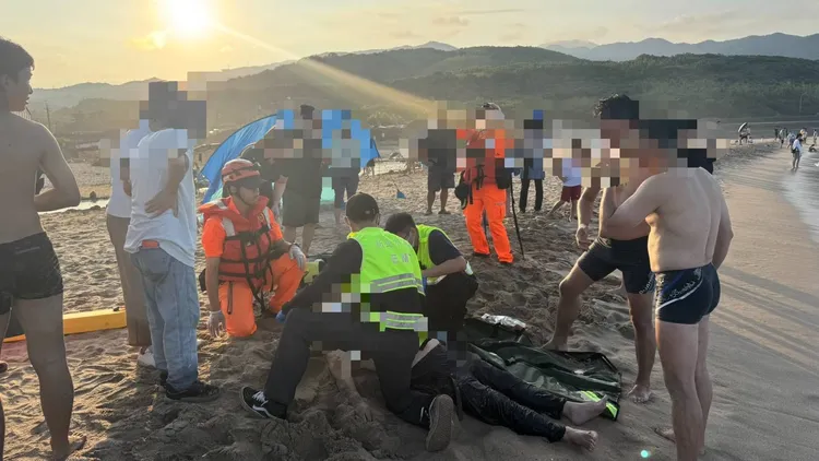 警消獲報後出動大批人員趕往救援。翻攝照片