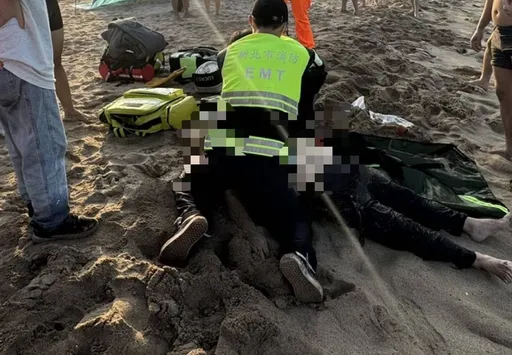 貢寮金沙灣2人溺水！50歲男無心跳搶救中