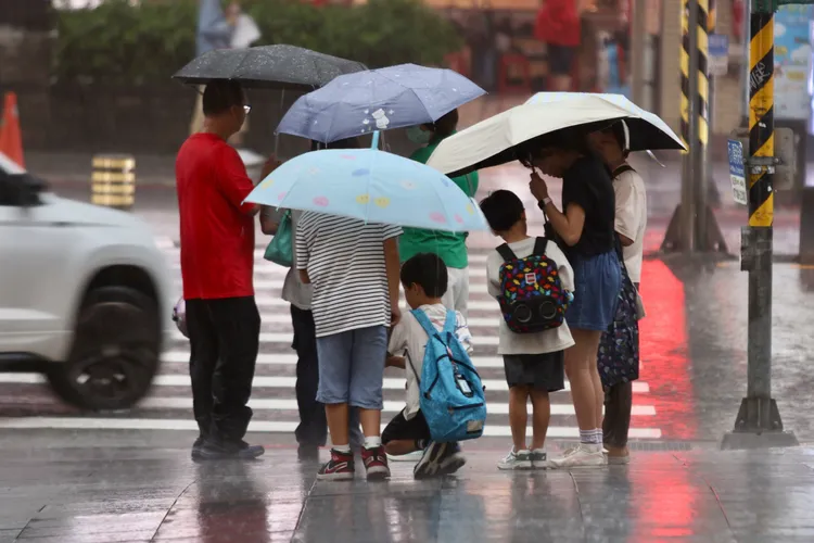 明起週末天氣仍不穩定，下週一至四降雨才會趨緩。彭欣偉攝