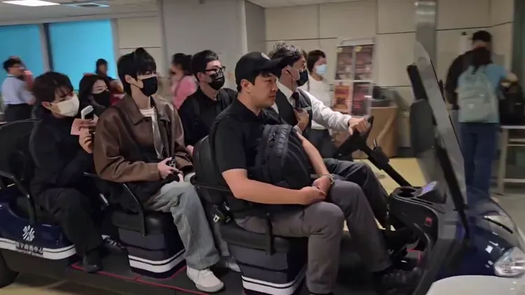 邊佑錫最後坐著高爾夫球接駁車離去。桃園國際機場記者聯誼會提供