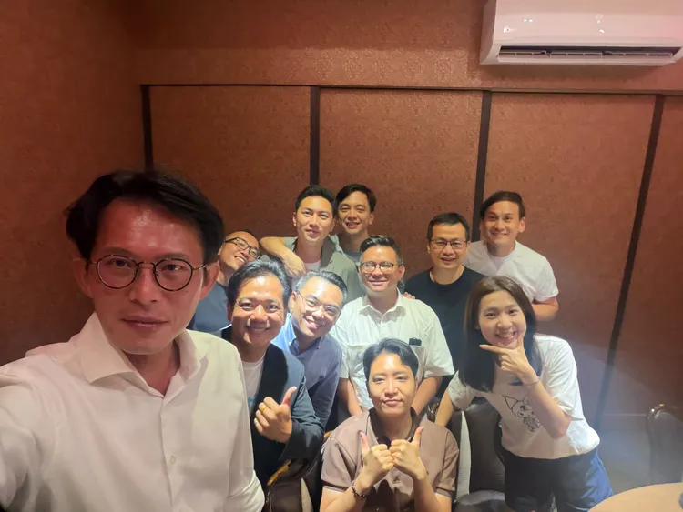 黃國昌曬出與邱臣遠、羅智強、徐巧芯、洪孟楷等人同桌的飯局合照。黃國昌臉書